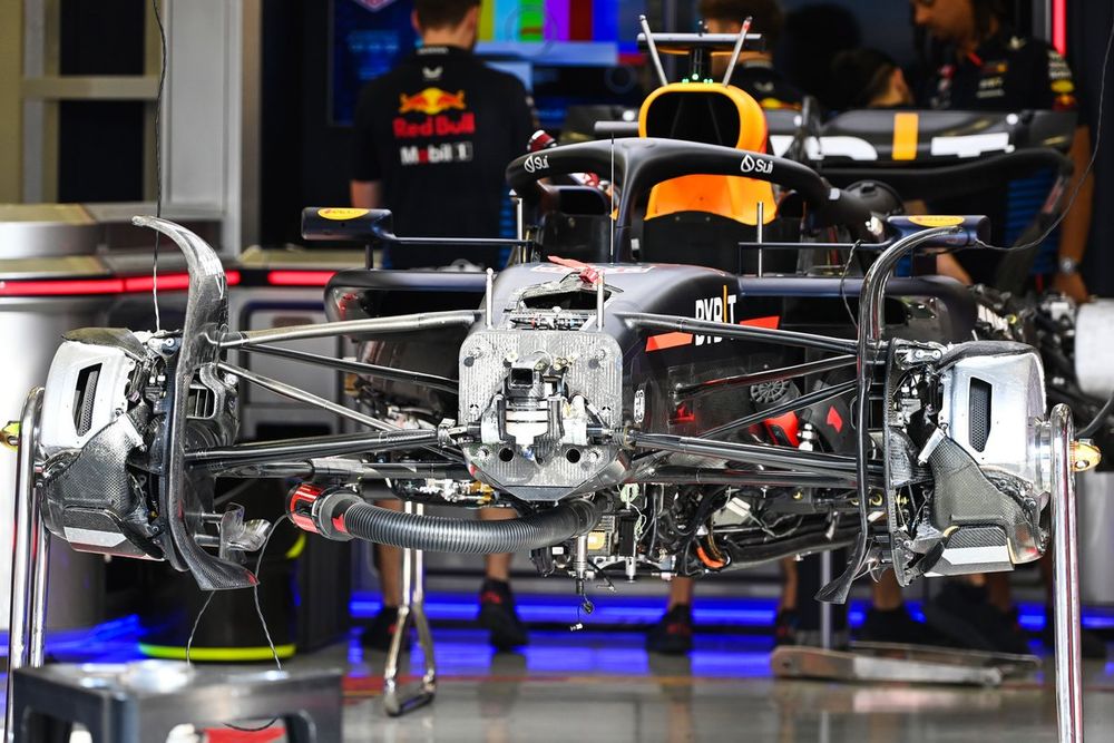 Detalle técnico del Red Bull Racing RB20 en el garaje del equipo