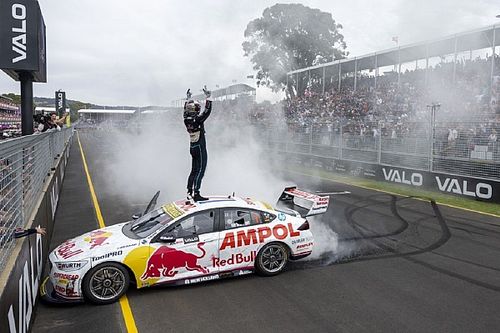 V&iacute;deo: un piloto de Supercars quema rueda... &iexcl;subido al techo!