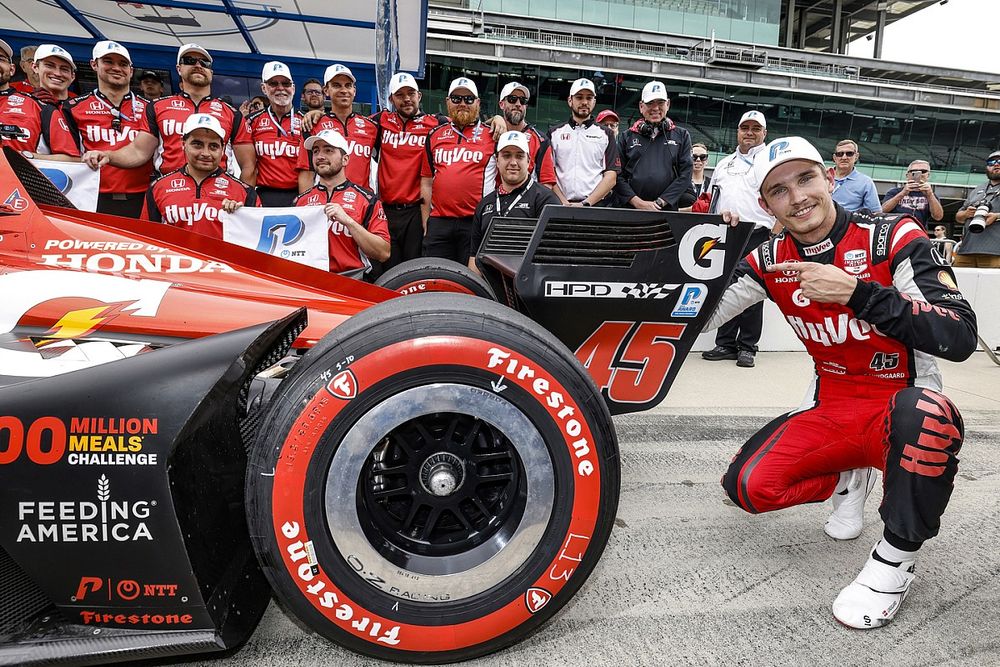 Ganador de la pole Christian Lundgaard, Rahal Letterman Lanigan Racing Honda y su equipo celebran su pole