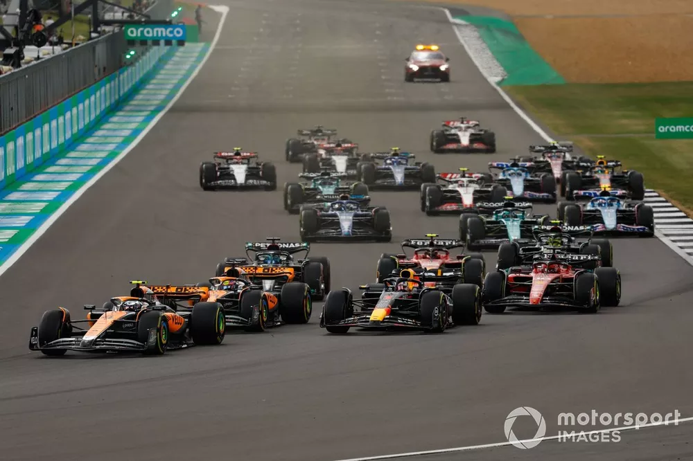 Lando Norris, McLaren MCL60, Max Verstappen, Red Bull Racing RB19, Oscar Piastri, McLaren MCL60, Charles Leclerc, Ferrari SF-23, Carlos Sainz, Ferrari SF-23, the rest of the field at the start