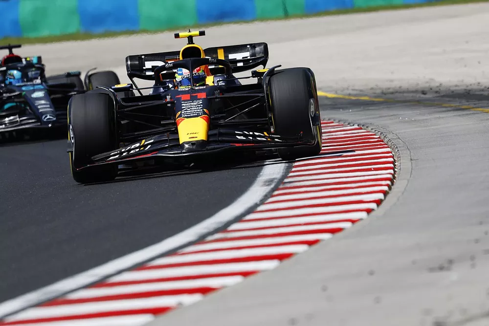 Sergio P&eacute;rez, Red Bull Racing RB19, George Russell, Mercedes F1 W14