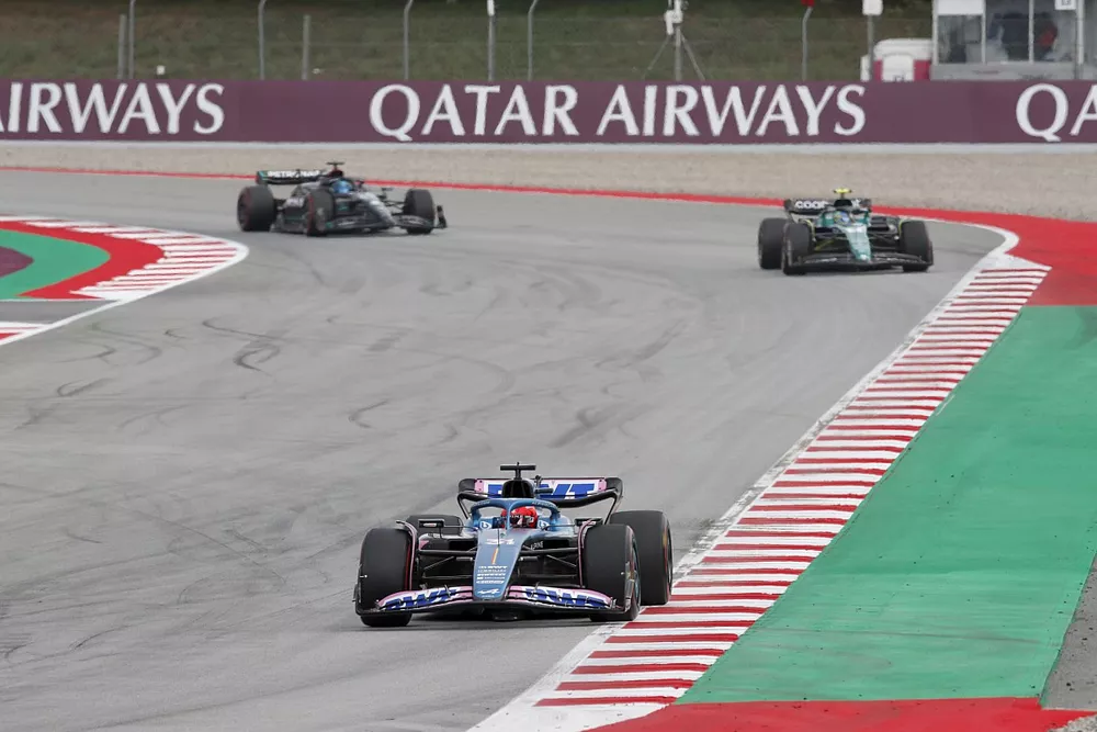 Esteban Ocon, Alpine A523, Fernando Alonso, Aston Martin AMR23, George Russell, Mercedes F1 W14