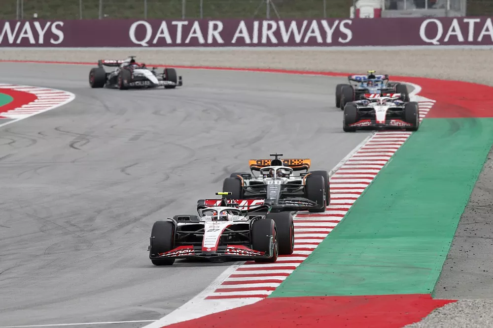 Nico Hulkenberg, Haas VF-23, Oscar Piastri, McLaren MCL60, Kevin Magnussen, Haas VF-23
