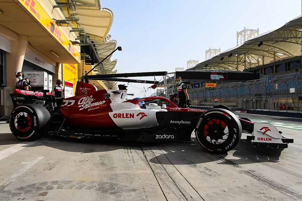 Valtteri Bottas, Alfa Romeo C42, lascia il garage