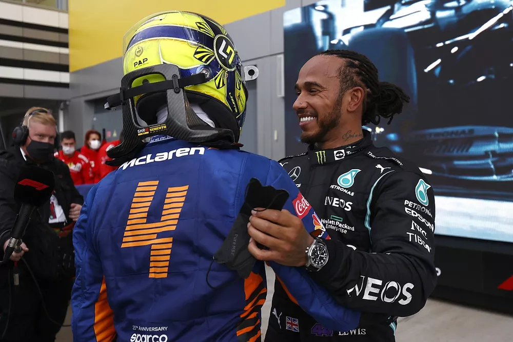 Lando Norris, McLaren, f&eacute;licite le vainqueur Lewis Hamilton, Mercedes