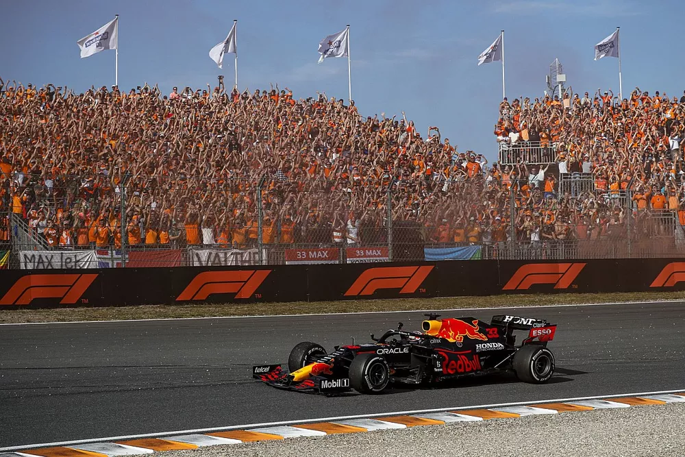 Ganador Max Verstappen, Red Bull Racing RB16B saluda a sus fans