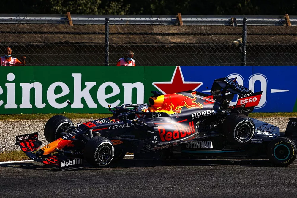 Le crash entre Max Verstappen, Red Bull Racing RB16B, et Lewis Hamilton, Mercedes W12