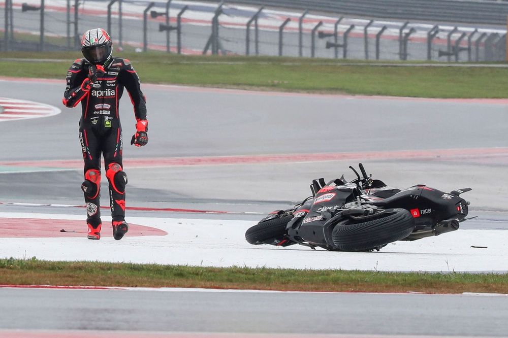 Marco Bezzecchi, Aprilia Racing, ca&iacute;da