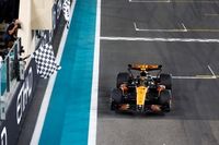 Norris da el título a McLaren F1 en Abu Dhabi y Sainz se despide de Ferrari en el podio