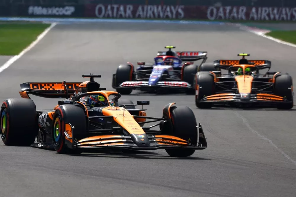 Oscar Piastri, McLaren MCL38, Lando Norris, McLaren MCL38, Yuki Tsunoda, RB F1 Team VCARB 01