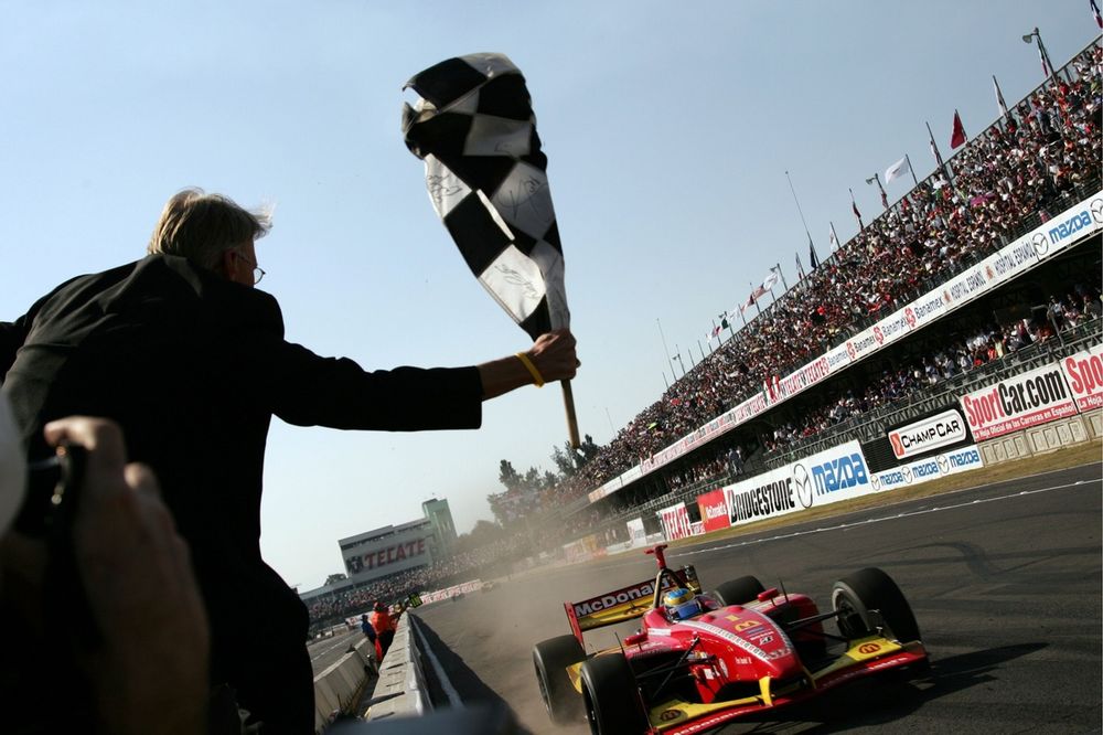 Race winner Sebastien Bourdais, Newman Haas Lanigan Racing takes the chequered flag