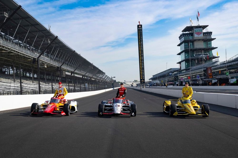 Josef Newgarden, Team Penske Chevrolet, Will Power, Team Penske Chevrolet, y Scott McLaughlin, Team Penske Chevrolet Foto de la primera fila