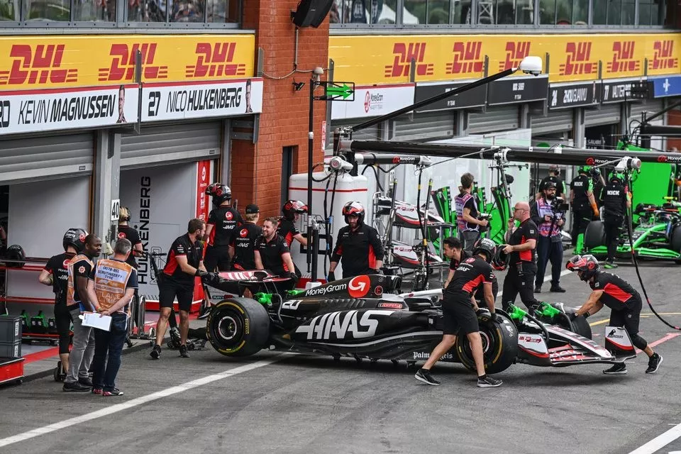 Los mec&aacute;nicos empujan a Kevin Magnussen, Haas VF-24 de vuelta al garaje 