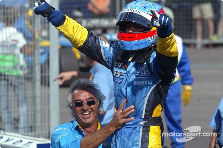 Fernando Alonso celebra con Flavio Briatore