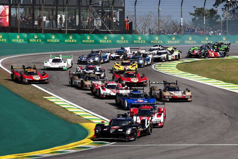 Start in beeld, #7 Toyota Gazoo Racing Toyota GR010 - Hybrid: Mike Conway, Kamui Kobayashi, Nyck de Vries aan de leiding