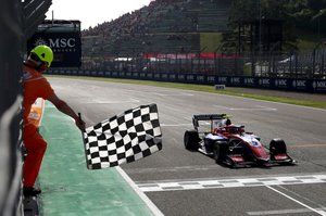 Megetounif wygrał na Imoli, Sztuka spadł z P12