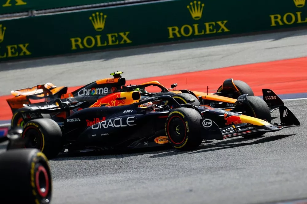 Max Verstappen, Red Bull Racing RB20, Lando Norris, McLaren MCL38, battle for the lead