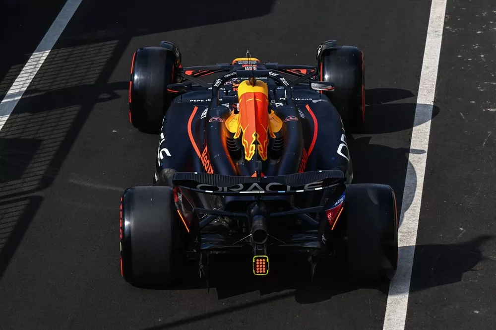 Max Verstappen, Red Bull Racing RB20, in de pitstraat 