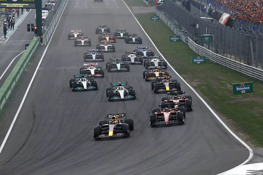 Max Verstappen, Red Bull Racing RB18, Charles Leclerc, Ferrari F1-75, Carlos Sainz, Ferrari F1-75, Lewis Hamilton, Mercedes W13, Sergio Perez, Red Bull Racing RB18, George Russell, Mercedes W13, the rest of the field at the start