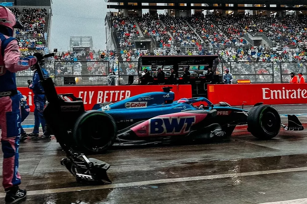 Pitstop de Fernando Alonso, Alpine A522, en el GP de Japón