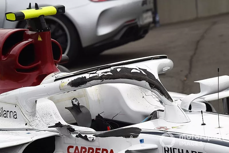 De beschadigde halo van Charles Leclerc, Sauber C37
