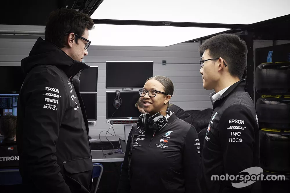 Toto Wolff, Director Ejecutivo (Negocios), Mercedes AMG, Stephanie Travers, Petronas ingeniero de fluidos de pista Mercedes AMG F1