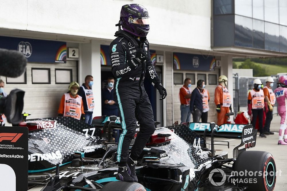 Lewis Hamilton, Mercedes-AMG Petronas F1, celebra su pole