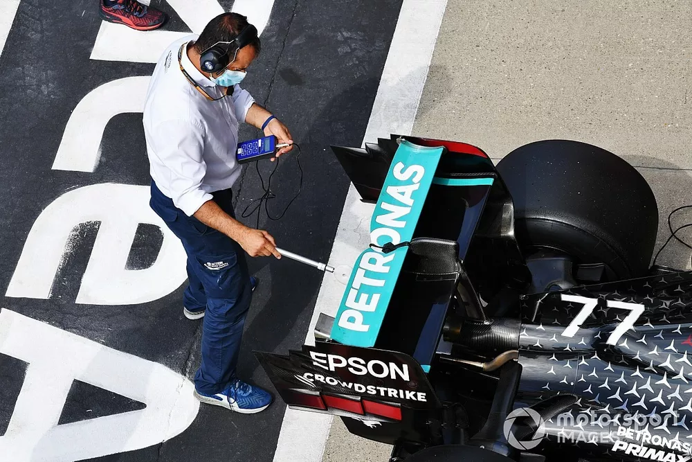 Un delegado de la FIA revisa el coche de Valtteri Bottas, Mercedes F1 W11