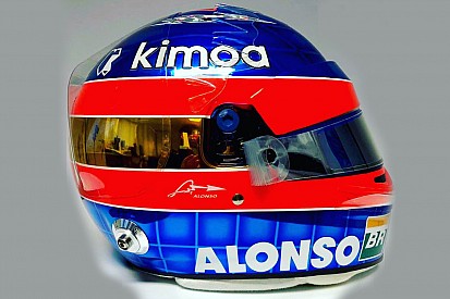 Alonso dà l'addio alla F1 con un casco celebrativo: la livrea è a metà tra il 2001 e il 2018