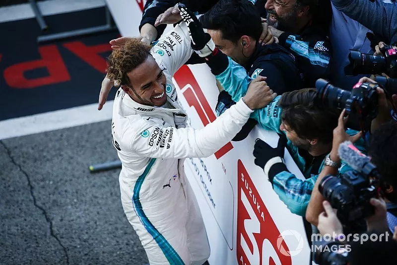 Ganador de la carrera Lewis Hamilton, Mercedes AMG F1, celebra con el equipo 