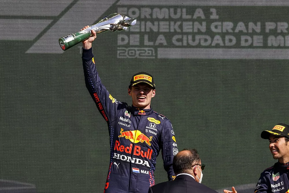Le vainqueur Max Verstappen, Red Bull Racing, soul&egrave;ve son troph&eacute;e