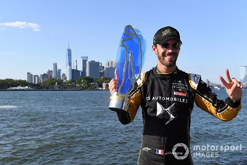 Campe&oacute;n F&oacute;rmula E 2018/2019 Jean-Eric Vergne, DS TECHEETAH, con el trofeo