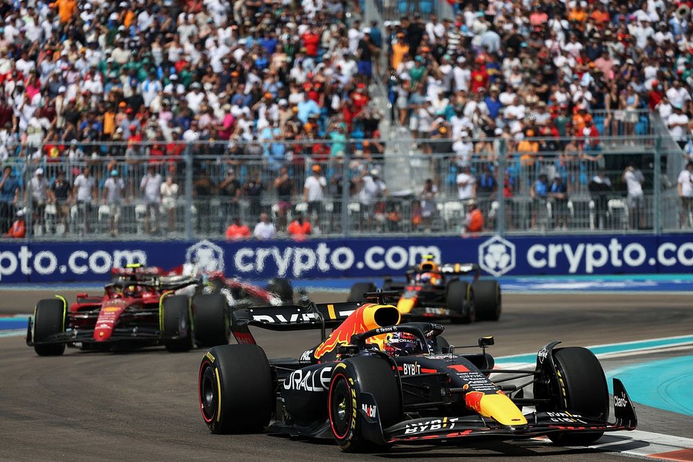 Max Verstappen, Red Bull Racing RB18, Carlos Sainz, Ferrari F1-75