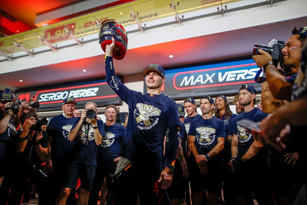 Max Verstappen, Red Bull Racing, celebra con su equipo tras conseguir el título de campeón del mundo de pilotos 2023