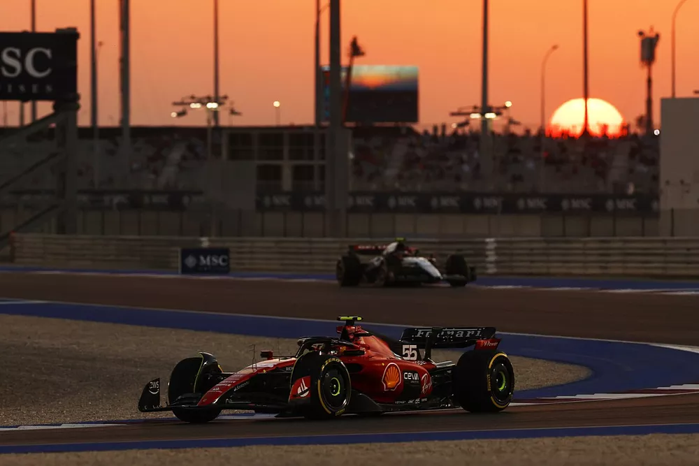 Carlos Sainz, Ferrari SF-23, Yuki Tsunoda, AlphaTauri AT04