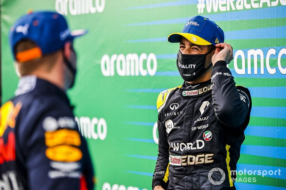 Tercer lugar Daniel Ricciardo, Renault F1 y segundo lugar Max Verstappen, Red Bull Racing en Parc Ferme 