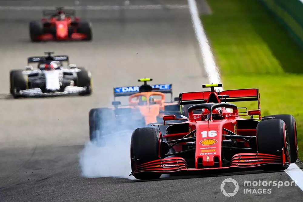Charles Leclerc, Ferrari SF1000, bloque sa roue en d&eacute;fendant sur Lando Norris, McLaren MCL35