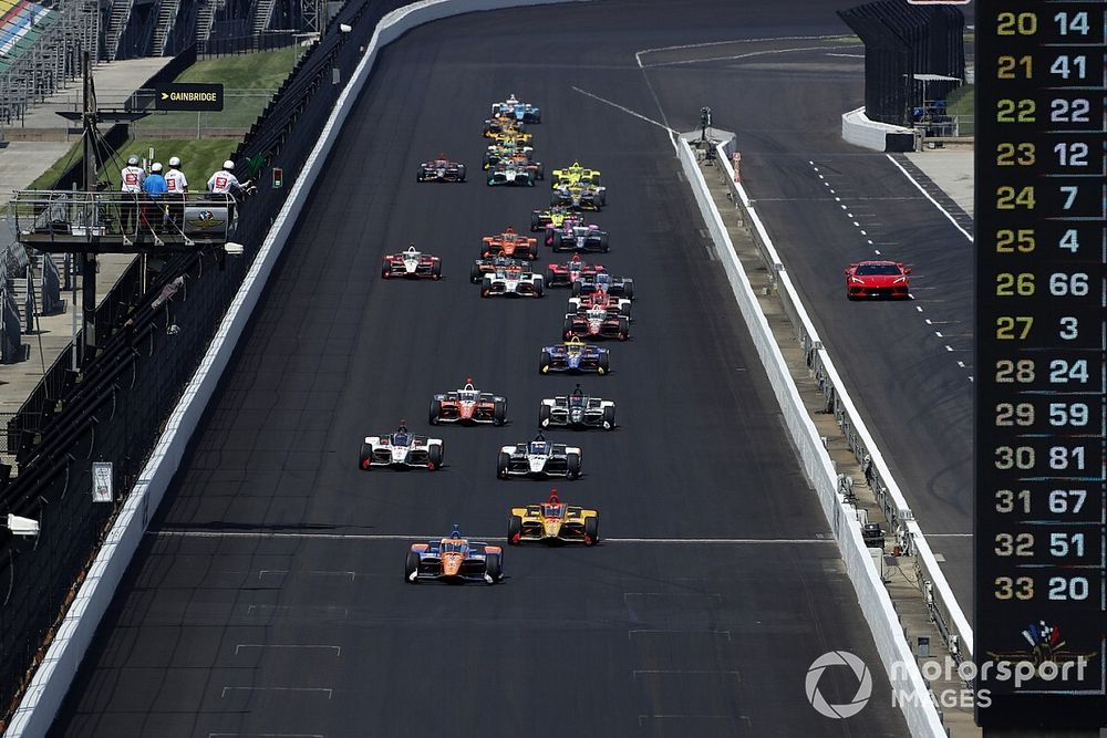 Scott Dixon, Chip Ganassi Racing Honda leads the field on a restart