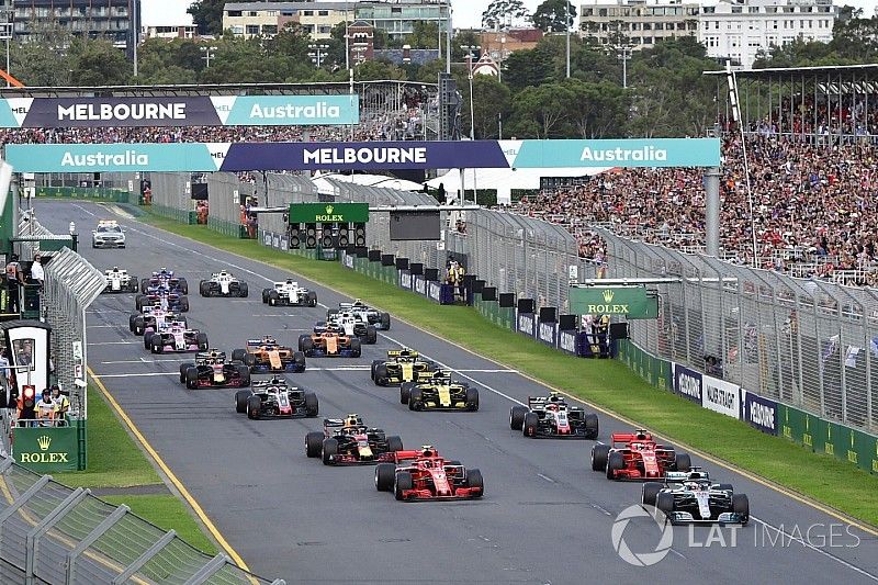 Start: Lewis Hamilton, Mercedes AMG F1 W09 leads