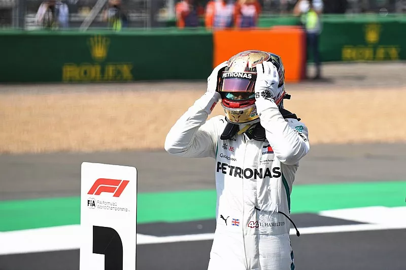 Lewis Hamilton, Mercedes-AMG F1, festeggia la pole position nel parco chiuso
