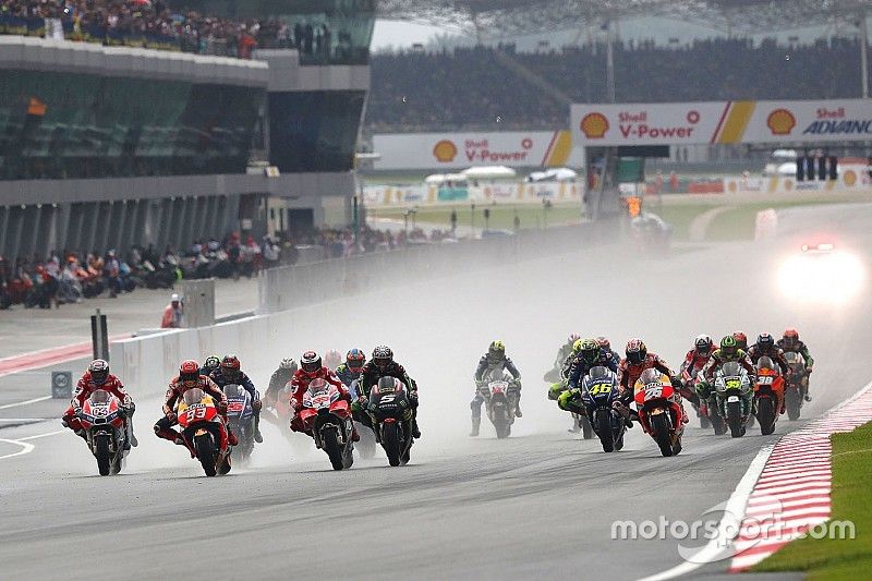 Márquez y Dovizioso en la primera curva