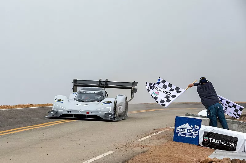 Bandera a cuadros para  #94 Romain Dumas, Volkswagen I.D. R Pikes Peak