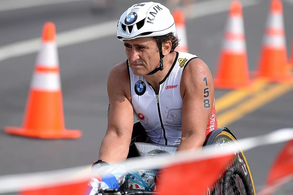 Alex Zanardi compite en el Triatlón Ironman de Hawaii