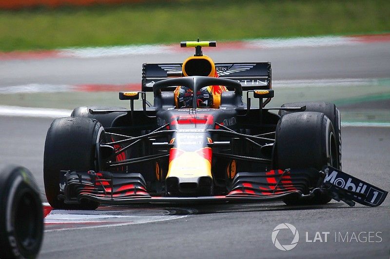 Max Verstappen, Red Bull Racing RB14 con daño en el alerón delantero