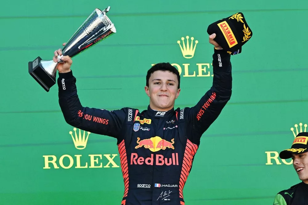 Isack Hadjar, Campos Racing, vainqueur, soul&egrave;ve son troph&eacute;e sur le podium