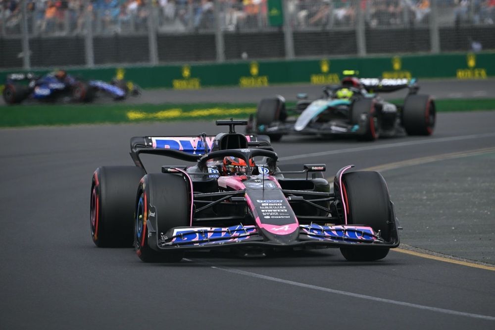 Esteban Ocon, Alpine A524, Lewis Hamilton, Mercedes F1 W15