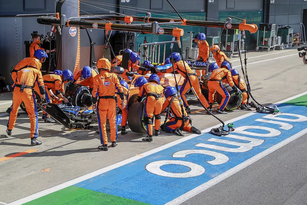 Lando Norris, McLaren MCL35M pit stop