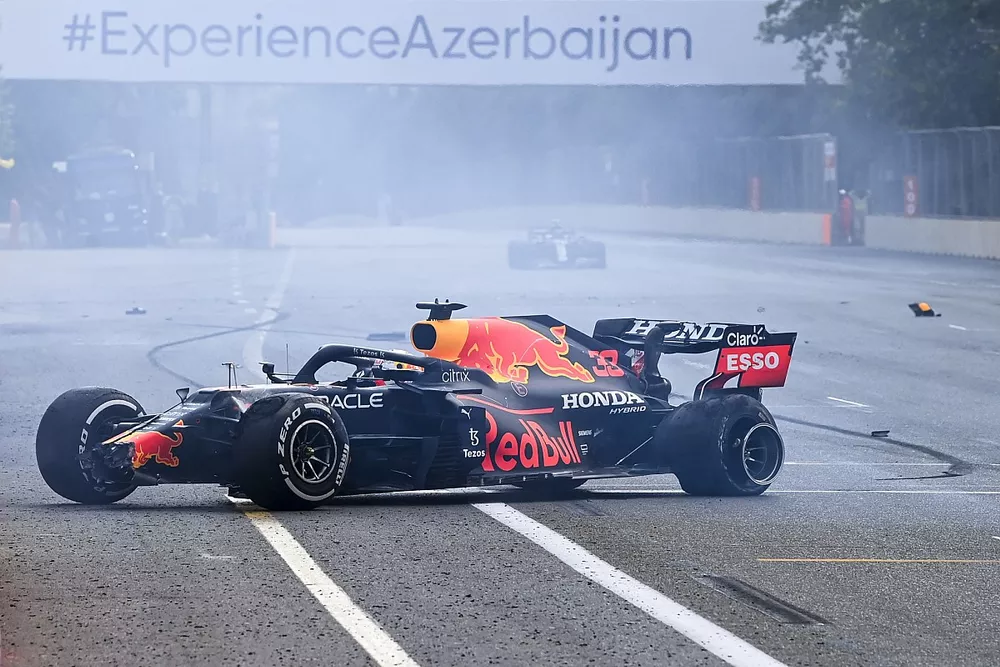 Choque de Max Verstappen, Red Bull Racing que se retira tras un pinchazo en un neum&aacute;tico