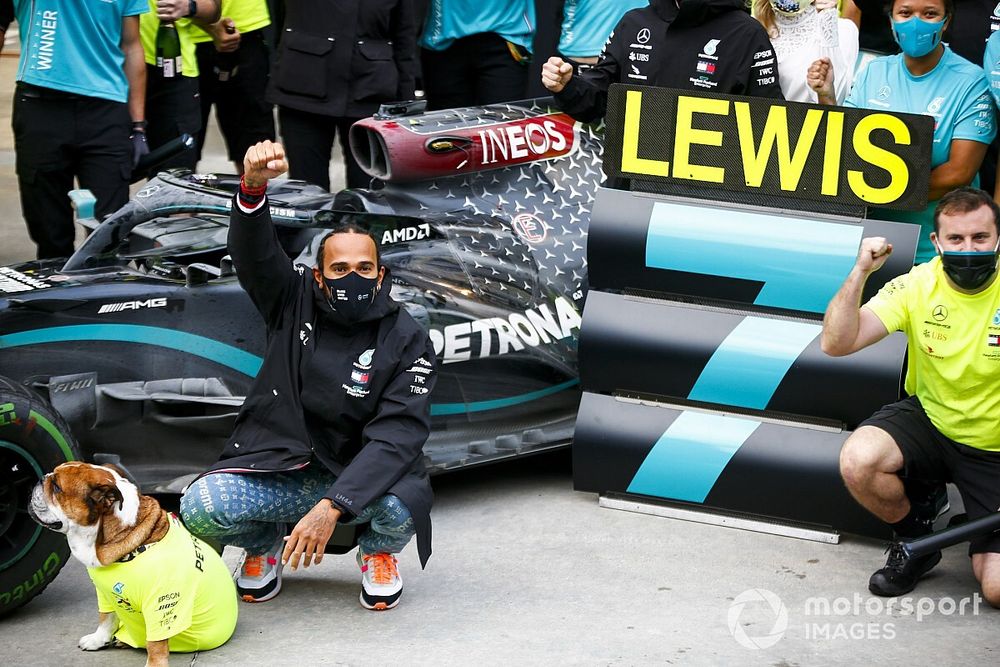 Lewis Hamilton, Mercedes-AMG F1 y el equipo de Mercedes celebran después de haber conseguido el séptimo título del campeonato mundial de pilotos