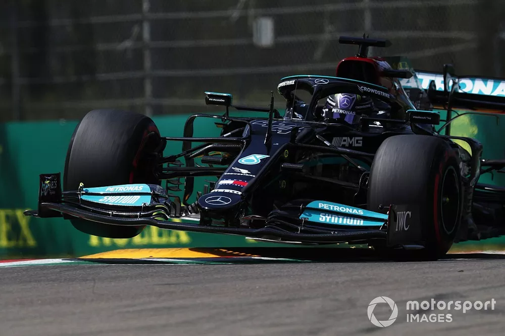 Lewis Hamilton, Mercedes W12, une roue en l'air